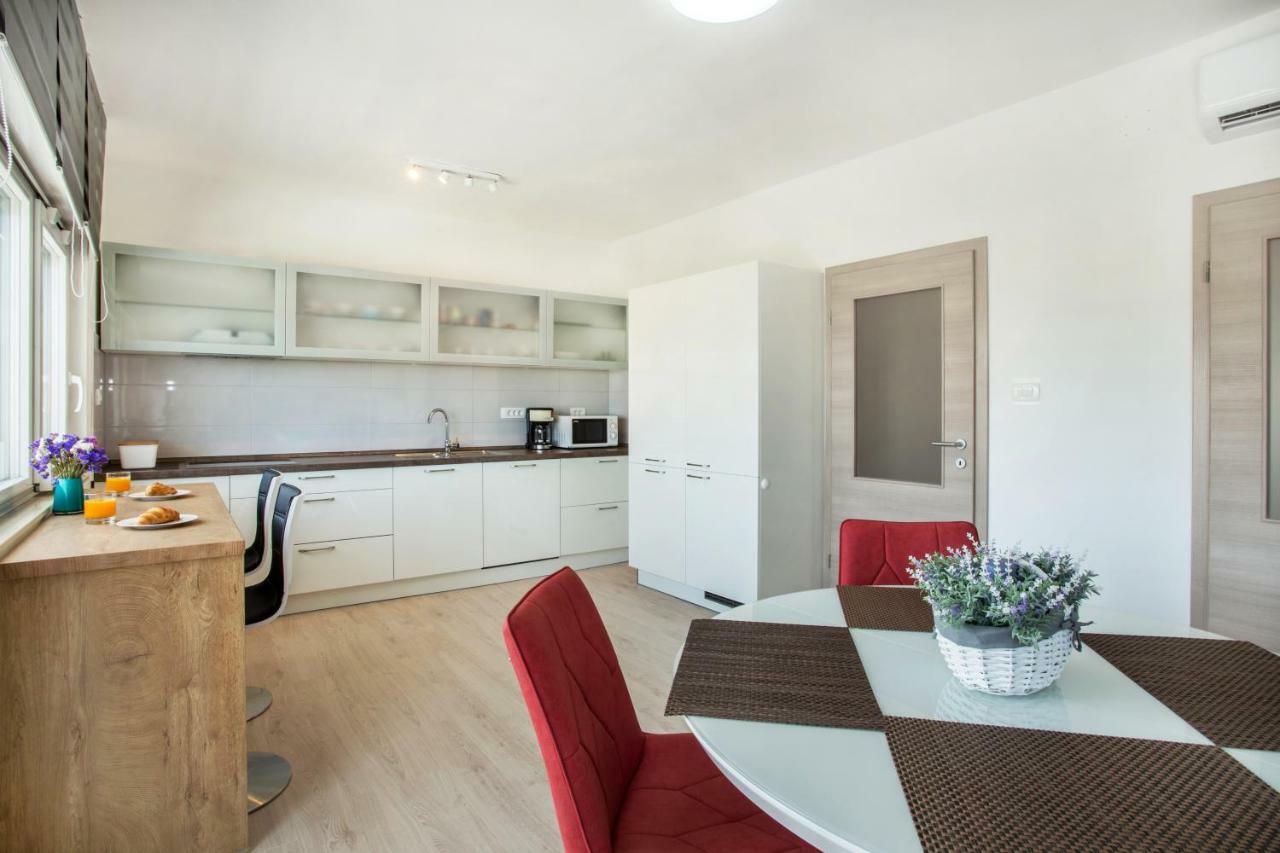 Ac Apartment With 2 Bedrooms And 2 Bathrooms-Free Private Parking สปลิท ภายนอก รูปภาพ